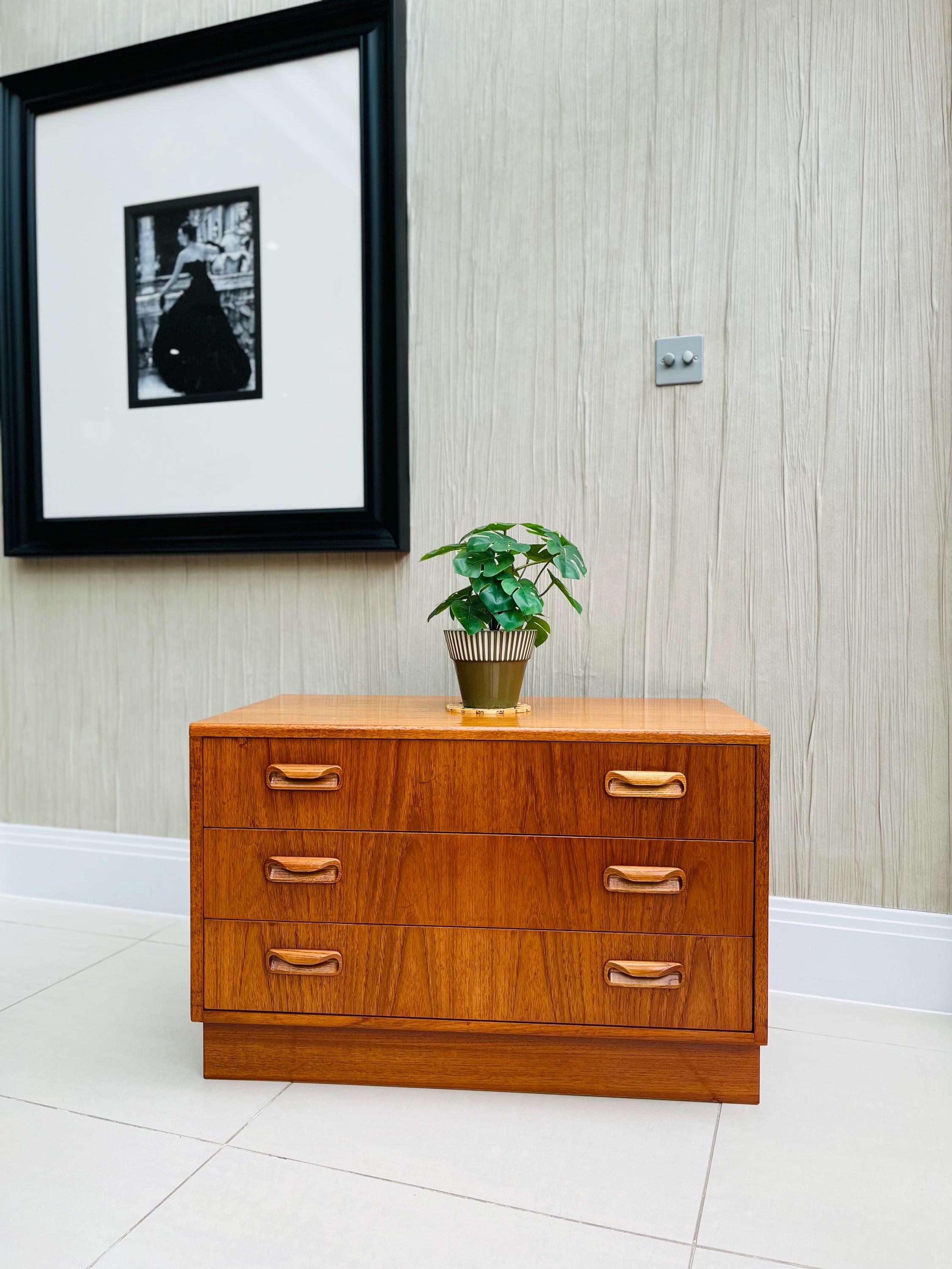 G-PLAN Fresco 3段 チェスト イズヤオンライン | ジープラン G-PLAN Fresco カスタム アイアン