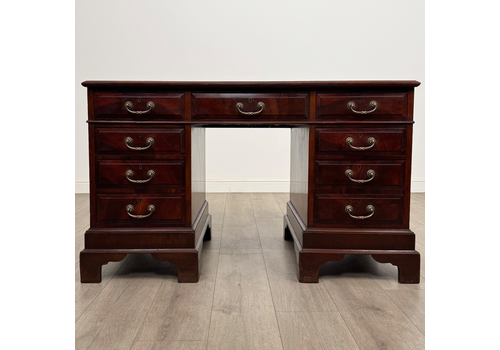 Antique 19th Century Fine Quality Pedestal Desk In Mahogany