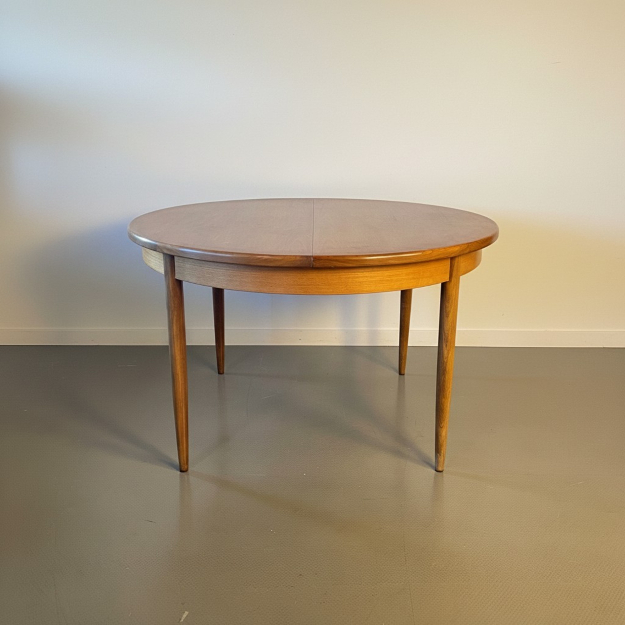 Midcentury G Plan Round Extending Dining Table | G Plan | Vinterior