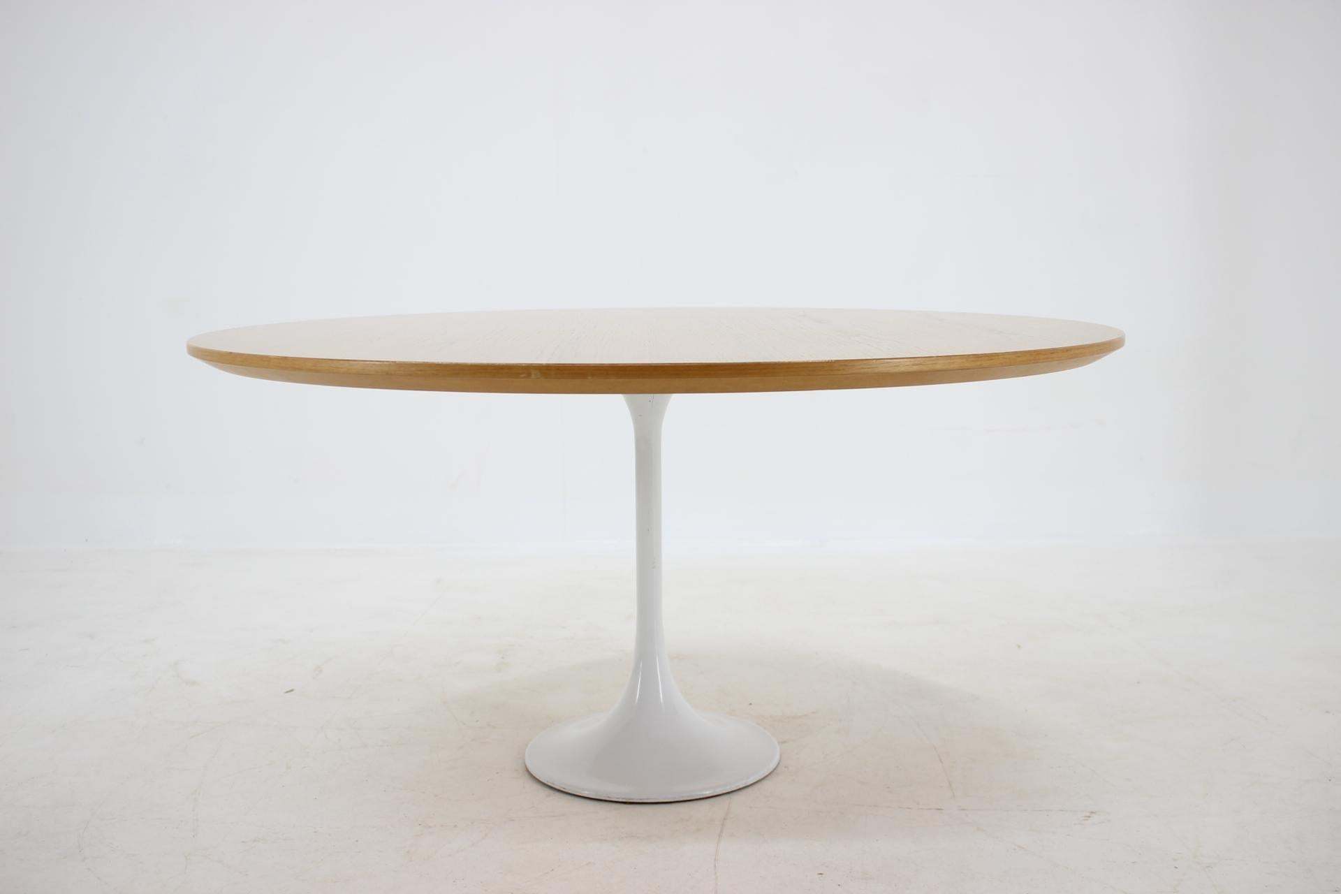 Mid Century Tulip Coffee Table In Style Of Eero Saarinen Eero