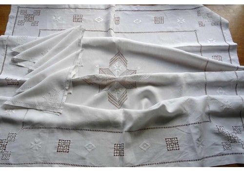 Fine White Linen Tablecloth And Six Napkins