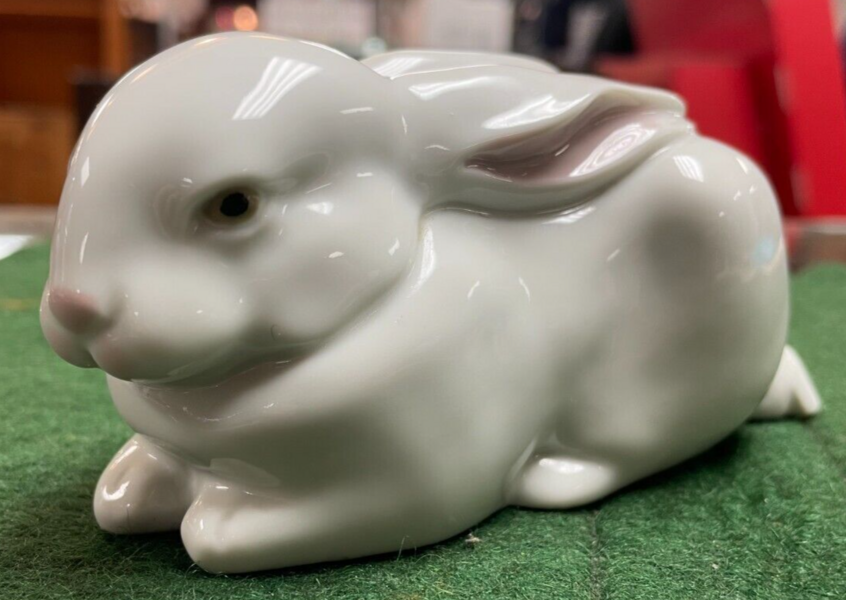 Lladro Porcelain Rabbit Laying Down Figurine 5904 Vinterior